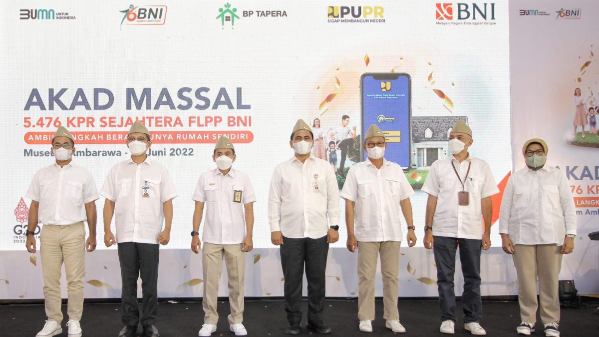 JAKARTA -- (Ki-ka) Direktur Layanan dan Jaringan BNI Ronny Venir, Direktur Pengawasan LJK-OJK Jateng & DIY Heru Prasetio, Direktur Pelaksanaan Pembiayaan Perumahan Direktorat Jenderal Pembiayaan Infrastruktur Pekerjaan Umum dan Perumahan Kementerian PUPR R. Haryo Bekti Martoyoedo, Wakil Gubernur Jawa Tengah Taj Yasin Maimoen, Komisoner BP Tapera Adi Setianto, Kepala Divisi BI Jateng Noviarsano Manullang, Direktur Bisnis Konsumer BNI Corina Leyla Karnalies dalam akad kredit pemilikan rumah (KPR) sejahtera secara massal BNI untuk 5.476 debitur dengan skema fasilitas likuiditas pembiayaan perumahan (FLPP) di Museum Kereta Api Ambarawa Semarang, Selasa (28/6/2022).

Dalam rangkaian perayaan Hari Ulang Tahun Ke-76 BNI, perseroan berharap dapat memfasilitasi lebih banyak masyarakat berpenghasilan rendah yang belum mampu memiliki rumah. Foto Dok BNI