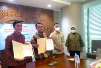 
JAKARTA -- (Ki-ka) Presiden Direktur Kalbe Farma Vidjongtius, Pemimpin Divisi Corporate Banking 1 BNI I Made Sukajaya, Direktur Corporate Banking BNI Silvano Rumantir dan Direktur Bisnis Konsumer BNI Corina Leyla Karnalies dalam Penandatanganan Perjanjian Kredit senilai Rp1 triliun, Rabu (29/6/2022).  BNI sebagai perbankan nasional turut mendukung perkembangan bisnis sektor prioritas, termasuk industri kesehatan serta farmasi di Tanah Air. Foto Dokumen BNI