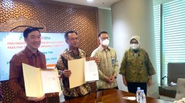 
JAKARTA -- (Ki-ka) Presiden Direktur Kalbe Farma Vidjongtius, Pemimpin Divisi Corporate Banking 1 BNI I Made Sukajaya, Direktur Corporate Banking BNI Silvano Rumantir dan Direktur Bisnis Konsumer BNI Corina Leyla Karnalies dalam Penandatanganan Perjanjian Kredit senilai Rp1 triliun, Rabu (29/6/2022).  BNI sebagai perbankan nasional turut mendukung perkembangan bisnis sektor prioritas, termasuk industri kesehatan serta farmasi di Tanah Air. Foto Dokumen BNI