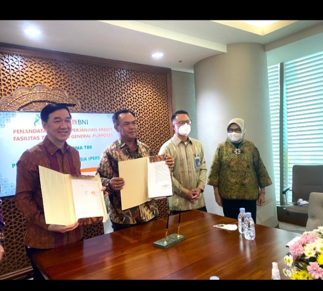 
JAKARTA -- (Ki-ka) Presiden Direktur Kalbe Farma Vidjongtius, Pemimpin Divisi Corporate Banking 1 BNI I Made Sukajaya, Direktur Corporate Banking BNI Silvano Rumantir dan Direktur Bisnis Konsumer BNI Corina Leyla Karnalies dalam Penandatanganan Perjanjian Kredit senilai Rp1 triliun, Rabu (29/6/2022).  BNI sebagai perbankan nasional turut mendukung perkembangan bisnis sektor prioritas, termasuk industri kesehatan serta farmasi di Tanah Air. Foto Dokumen BNI