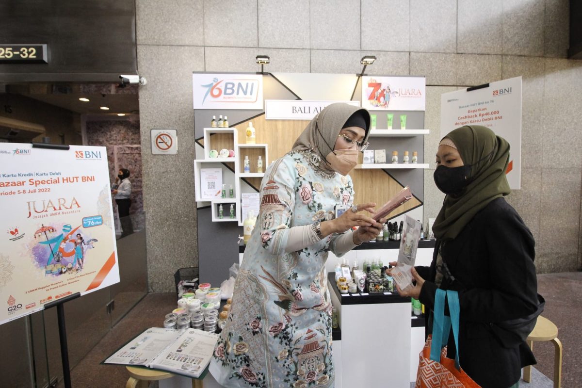 JAKARTA -- Wakil Direktur Utama BNI Adi Sulistyowati tengah berbelanja sambil meninjau UMKM Binaan BNI pada Bazaar Spesial HUT BNI dengan Tema “Jelajah UMKM Nusantara atau JUARA”, Selasa (5/7/2022).
BNI memanfaatkan momentum keceriaan HUT Ke-76 BNI untuk menekankan kembali semangat Go Produktif, Go Global, dan Go Digital dalam upaya bersama untuk mendorong UMKM naik kelas dengan memanfaatkan solusi digital serta kesempatan ekspor ke luar negeri. Foto Dok BNI