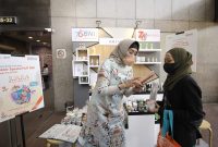  JAKARTA -- Wakil Direktur Utama BNI Adi Sulistyowati tengah berbelanja sambil meninjau UMKM Binaan BNI pada Bazaar Spesial HUT BNI dengan Tema “Jelajah UMKM Nusantara atau JUARA”, Selasa (5/7/2022).  BNI memanfaatkan momentum keceriaan HUT Ke-76 BNI untuk menekankan kembali semangat Go Produktif, Go Global, dan Go Digital dalam upaya bersama untuk mendorong UMKM naik kelas dengan memanfaatkan solusi digital serta kesempatan ekspor ke luar negeri. Foto Dok BNI
