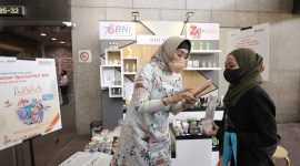  JAKARTA -- Wakil Direktur Utama BNI Adi Sulistyowati tengah berbelanja sambil meninjau UMKM Binaan BNI pada Bazaar Spesial HUT BNI dengan Tema “Jelajah UMKM Nusantara atau JUARA”, Selasa (5/7/2022).  BNI memanfaatkan momentum keceriaan HUT Ke-76 BNI untuk menekankan kembali semangat Go Produktif, Go Global, dan Go Digital dalam upaya bersama untuk mendorong UMKM naik kelas dengan memanfaatkan solusi digital serta kesempatan ekspor ke luar negeri. Foto Dok BNI