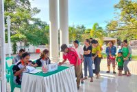 SOSIALISASI. Ketua LPM Kelurahan Lasiana, Danny S.A Mooy, bersama Wakil Pimpinan Kantor Cabang Utama Bank NTT, Soleman M Bislissin, bersama sejumlah pejabat, hadir dalam sosialisasi Kredit Mikro Merdeka, Kamis (7/7/2022). Foto: Bank NTT