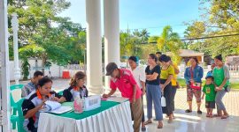 SOSIALISASI. Ketua LPM Kelurahan Lasiana, Danny S.A Mooy, bersama Wakil Pimpinan Kantor Cabang Utama Bank NTT, Soleman M Bislissin, bersama sejumlah pejabat, hadir dalam sosialisasi Kredit Mikro Merdeka, Kamis (7/7/2022). Foto: Bank NTT