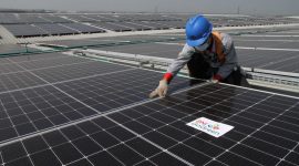 JAKARTA -- Teknisi pembangkit listrik tenaga surya (PLTS) tengah melakukan quality control di pabrik PT Sanghiang Perkasa (KALBE Nutritionals) Cikampek, Jawa Barat, Jumat (8/7/2022). PLTS dengan kapasitas produksi 2,1 GWh ini mampu mengurangi emisi karbon sebesar 2.104,66 ton per tahun.  PLTS ini dipasang oleh Aruna PV dengan pembiayaan dari PT Bank Negara Indonesia (Persero) Tbk. demi terus mendukung program pemerintah dalam percepatan penetrasi energi terbarukan. BNI berkomitmen untuk terus mendorong penyaluran kredit pada sektor energi baru dan terbarukan yang sejauh ini telah mencapai Rp10,3 triliun.