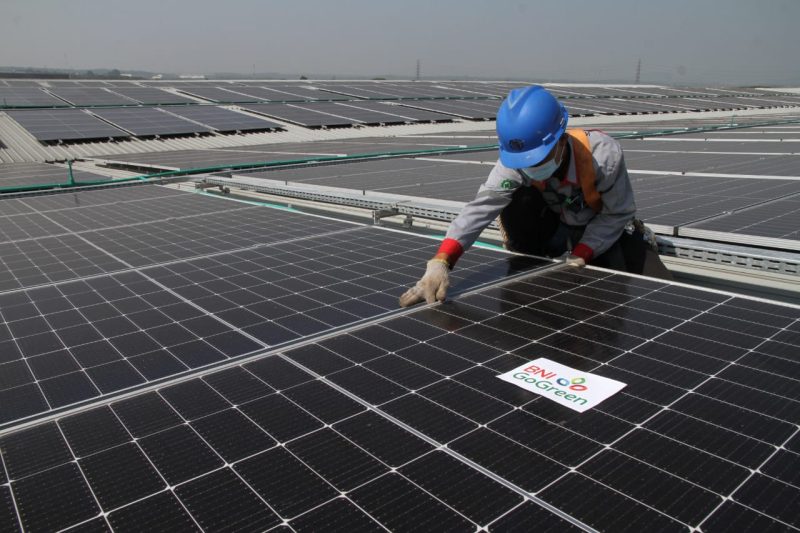 JAKARTA -- Teknisi pembangkit listrik tenaga surya (PLTS) tengah melakukan quality control di pabrik PT Sanghiang Perkasa (KALBE Nutritionals) Cikampek, Jawa Barat, Jumat (8/7/2022). PLTS dengan kapasitas produksi 2,1 GWh ini mampu mengurangi emisi karbon sebesar 2.104,66 ton per tahun.  PLTS ini dipasang oleh Aruna PV dengan pembiayaan dari PT Bank Negara Indonesia (Persero) Tbk. demi terus mendukung program pemerintah dalam percepatan penetrasi energi terbarukan. BNI berkomitmen untuk terus mendorong penyaluran kredit pada sektor energi baru dan terbarukan yang sejauh ini telah mencapai Rp10,3 triliun.