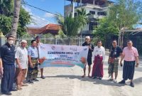SERAHKAN. Direktur Teknologi Informasi dan Operasional, Hilarius Minggu, serta Direktur Kepatuhan, Christofel Adoe didampingi sejumlah staf, saat menyerahkan hewan kurban.Foto Humas Bank NTT