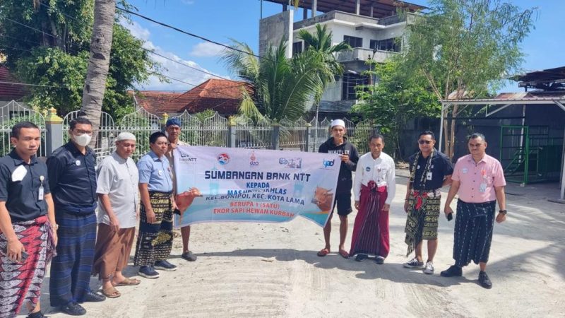 SERAHKAN. Direktur Teknologi Informasi dan Operasional, Hilarius Minggu, serta Direktur Kepatuhan, Christofel Adoe didampingi sejumlah staf, saat menyerahkan hewan kurban.Foto Humas Bank NTT
