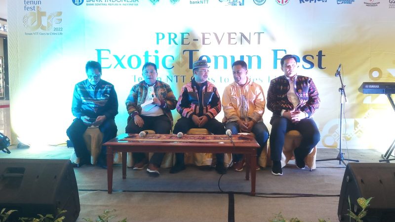 PERS CONFERENCE. Kiri ke kanan, Dr. J. Lery Rupidara, Pimpinan BI, I Nyoman Ariawan Atmaja, Walikota Jupang Jefri Riwu Kore, Dirut Bank NTT Harry Alexander Riwu Kaho, serta Ketua Umum KADIN NTT, Bobby Lianto, saat konferensi pers. Foto: Humas Bank NTT