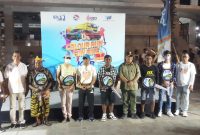 SERAHKAN KUNCI: Kepala OJK NTT, Japerman Manalu, Sekda Kota Kupang, Fahrensy Funay, serta para direksi Bank NTT, masing-masing Direktur Teknologi Informasi dan Operasional, Hilarius Minggu, Direktur Kredit, Paulus Stefen Messakh dan Direktur Kepatuhan, Christofel Adoe saat berpose bersama warga yang mengambil kredit kendaraan tanpa DP.
Foto: Humas Bank NTT