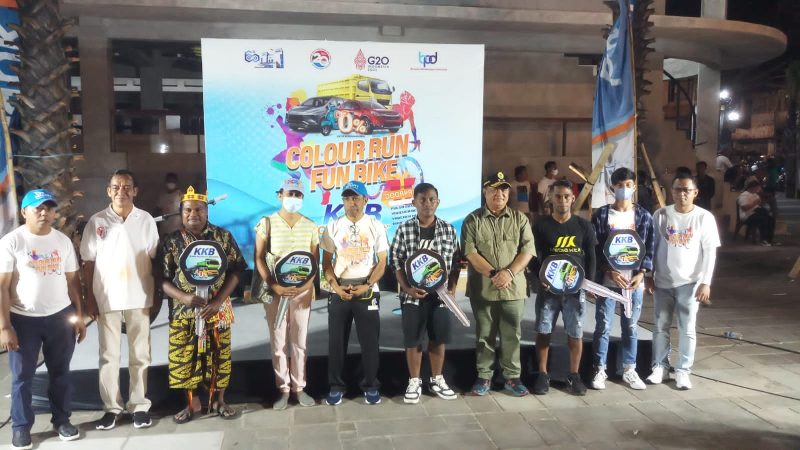 SERAHKAN KUNCI: Kepala OJK NTT, Japerman Manalu, Sekda Kota Kupang, Fahrensy Funay, serta para direksi Bank NTT, masing-masing Direktur Teknologi Informasi dan Operasional, Hilarius Minggu, Direktur Kredit, Paulus Stefen Messakh dan Direktur Kepatuhan, Christofel Adoe saat berpose bersama warga yang mengambil kredit kendaraan tanpa DP.
Foto: Humas Bank NTT