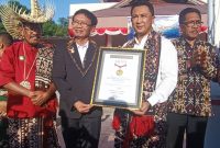 Direktur Utama Bank NTT, Harry Alexander Riwu Kaho, memegang piagam MURI yang diserahkan ke Bank NTT, pekan lalu di Kabupaten Rote Ndao.Foto: DOK BANK NTT