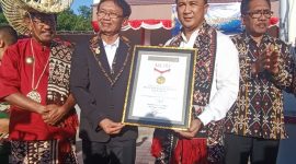 Direktur Utama Bank NTT, Harry Alexander Riwu Kaho, memegang piagam MURI yang diserahkan ke Bank NTT, pekan lalu di Kabupaten Rote Ndao.Foto: DOK BANK NTT