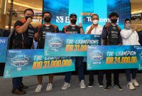 
JAKARTA -- Direktur Utama BNI 
Royke Tumilaar (ketiga kanan), Wakil Direktur Utama BNI Adi Sulistyowati (kanan), Direktur Sales Telkomsel Adiwinahyu Basuki Sigit (kiri), dan para pemenang eSports Tournament For Stronger Indonesia, Jumat (15/7/2022).  Melalui kompetisi ini, BNI berupaya proaktif meningkatkan pasar sektor game di Indonesia sekaligus melahirkan lebih banyak game creator yang mampu menarik perhatian milenial global.Foto Dok BNI