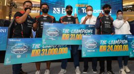 
JAKARTA -- Direktur Utama BNI 
Royke Tumilaar (ketiga kanan), Wakil Direktur Utama BNI Adi Sulistyowati (kanan), Direktur Sales Telkomsel Adiwinahyu Basuki Sigit (kiri), dan para pemenang eSports Tournament For Stronger Indonesia, Jumat (15/7/2022).  Melalui kompetisi ini, BNI berupaya proaktif meningkatkan pasar sektor game di Indonesia sekaligus melahirkan lebih banyak game creator yang mampu menarik perhatian milenial global.Foto Dok BNI