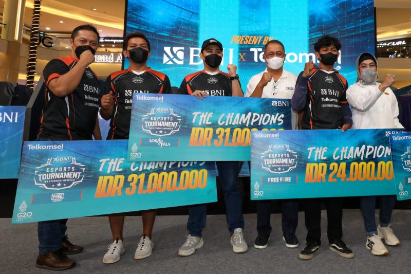 JAKARTA -- Direktur Utama BNI 
Royke Tumilaar (ketiga kanan), Wakil Direktur Utama BNI Adi Sulistyowati (kanan), Direktur Sales Telkomsel Adiwinahyu Basuki Sigit (kiri), dan para pemenang eSports Tournament For Stronger Indonesia, Jumat (15/7/2022).  Melalui kompetisi ini, BNI berupaya proaktif meningkatkan pasar sektor game di Indonesia sekaligus melahirkan lebih banyak game creator yang mampu menarik perhatian milenial global.Foto Dok BNI