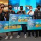 
JAKARTA -- Direktur Utama BNI 
Royke Tumilaar (ketiga kanan), Wakil Direktur Utama BNI Adi Sulistyowati (kanan), Direktur Sales Telkomsel Adiwinahyu Basuki Sigit (kiri), dan para pemenang eSports Tournament For Stronger Indonesia, Jumat (15/7/2022).  Melalui kompetisi ini, BNI berupaya proaktif meningkatkan pasar sektor game di Indonesia sekaligus melahirkan lebih banyak game creator yang mampu menarik perhatian milenial global.Foto Dok BNI