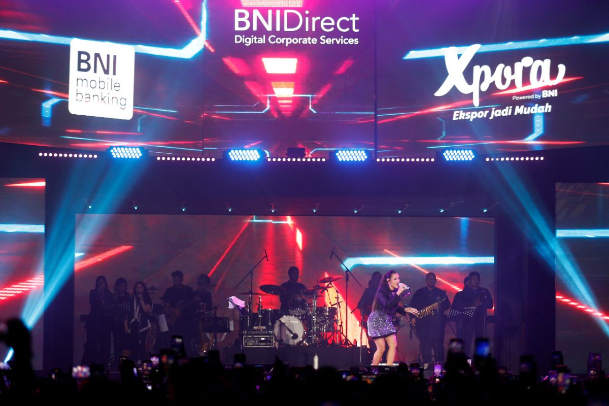 JAKARTA -- Raisa tengah bernyayi bersama dengan segenap BNI Hi-Mover dalam keceriaan BNI Loud Fest 2022 di Jakarta Convention Center, Minggu (17/7/2022).
Dalam semarak HUT ke-76 ini, BNI menyelenggarakan konser musik untuk sambil memperkuat branding 3 product champion yakni BNI Mobile Banking, BNIDirect, dan BNI Xpora.Foto Dok BNI