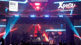 
JAKARTA -- Raisa tengah bernyayi bersama dengan segenap BNI Hi-Mover dalam keceriaan BNI Loud Fest 2022 di Jakarta Convention Center, Minggu (17/7/2022).  Dalam semarak HUT ke-76 ini, BNI menyelenggarakan konser musik untuk sambil memperkuat branding 3 product champion yakni BNI Mobile Banking, BNIDirect, dan BNI Xpora.Foto Dok BNI