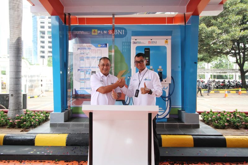 JAKARTA -- Direktur Utama BNI Royke Tumilaar (kanan) dan Direktur Utama PLN Darmawan Prasodjo (kiri) dalam peresmian SPKLU Skema Partnership Investor Own Investor Operate (IO2) BNI-PLN, Selasa (19/7/72022).  Langkah strategis BNI bersama PLN ini ditujukan untuk mendukung ekosistem kendaraan listrik, yang pada akhirnya akan membanti percepatan transisi energi di Indonesia.Foto Dok BNI