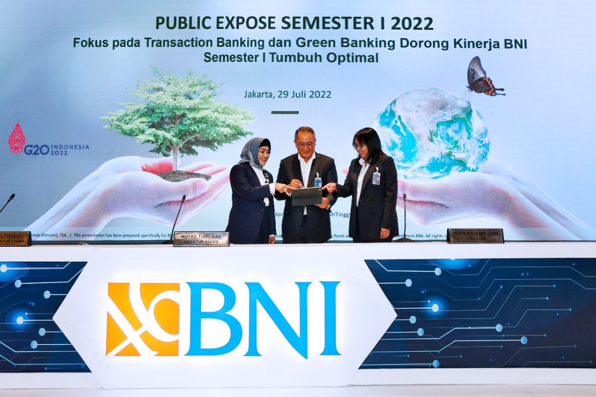 JAKARTA -- Direktur Utama BNI Royke Tumilaar (tengah), Wakil Direktur Utama BNI Adi Sulistyowati (kiri), dan Direktur Keuangan BNI Novita Widya Anggraini dalam paparan public expose BNI Semester I 2022, di Jakarta, Jumat (29/7/2022). 

BNI membukukan tren kinerja dan ekspansi yang solid pada kuartal kedua tahun ini. Pencapaian tersebut diiringi pula dengan upaya memperkuat green portfolio dan implementasi prinsip-prinsip keberlanjutan atau ESG dalam setiap aspek bisnis perusahaan. Laba bersih BNI Semester I tahun 2022 ini tercatat mencapai Rp 8,8 triliun, atau tumbuh 75,1% secara tahunan atau year-on-year.Foto Dok BNI