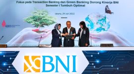 JAKARTA -- Direktur Utama BNI Royke Tumilaar (tengah), Wakil Direktur Utama BNI Adi Sulistyowati (kiri), dan Direktur Keuangan BNI Novita Widya Anggraini dalam paparan public expose BNI Semester I 2022, di Jakarta, Jumat (29/7/2022).  BNI membukukan tren kinerja dan ekspansi yang solid pada kuartal kedua tahun ini. Pencapaian tersebut diiringi pula dengan upaya memperkuat green portfolio dan implementasi prinsip-prinsip keberlanjutan atau ESG dalam setiap aspek bisnis perusahaan. Laba bersih BNI Semester I tahun 2022 ini tercatat mencapai Rp 8,8 triliun, atau tumbuh 75,1% secara tahunan atau year-on-year.Foto Dok BNI