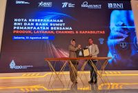 JAKARTA, Wakil Direktur Utama BNI Adi Sulistyowati (kiri) dan Direktur Utama Bank Sumut Rahmat Fadillah Pohan (kanan) pasca menandatangani Nota Kesepahaman (MoU) tentang Program Orange Synergy di Menara BNI Pejompongan Jakarta, Rabu (10/8/2022).  Melalui Orange Synergy, Bank Sumut dapat memperluas diversifikasi produk dan layananperbankan. Demikian halnya dengan BNI yang dapat memperluas layanan terkait dengan pembayaran pajak dan retribusi daerah di Sumatera Utara melalui Channel ATM, Mobile Banking, Keagenan, serta Outlet BNI.Foto Dok BNI