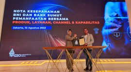 JAKARTA, Wakil Direktur Utama BNI Adi Sulistyowati (kiri) dan Direktur Utama Bank Sumut Rahmat Fadillah Pohan (kanan) pasca menandatangani Nota Kesepahaman (MoU) tentang Program Orange Synergy di Menara BNI Pejompongan Jakarta, Rabu (10/8/2022).  Melalui Orange Synergy, Bank Sumut dapat memperluas diversifikasi produk dan layananperbankan. Demikian halnya dengan BNI yang dapat memperluas layanan terkait dengan pembayaran pajak dan retribusi daerah di Sumatera Utara melalui Channel ATM, Mobile Banking, Keagenan, serta Outlet BNI.Foto Dok BNI