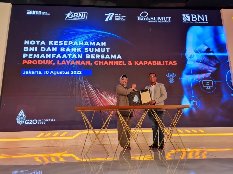 JAKARTA, Wakil Direktur Utama BNI Adi Sulistyowati (kiri) dan Direktur Utama Bank Sumut Rahmat Fadillah Pohan (kanan) pasca menandatangani Nota Kesepahaman (MoU) tentang Program Orange Synergy di Menara BNI Pejompongan Jakarta, Rabu (10/8/2022).  Melalui Orange Synergy, Bank Sumut dapat memperluas diversifikasi produk dan layananperbankan. Demikian halnya dengan BNI yang dapat memperluas layanan terkait dengan pembayaran pajak dan retribusi daerah di Sumatera Utara melalui Channel ATM, Mobile Banking, Keagenan, serta Outlet BNI.Foto Dok BNI