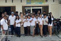 Direktur CV Watukosek, Bunafasia Kolo Foto Bersama karyawan dan Sejumlah pewarta di Halaman Toko. Foto Joe Rihi Gah 