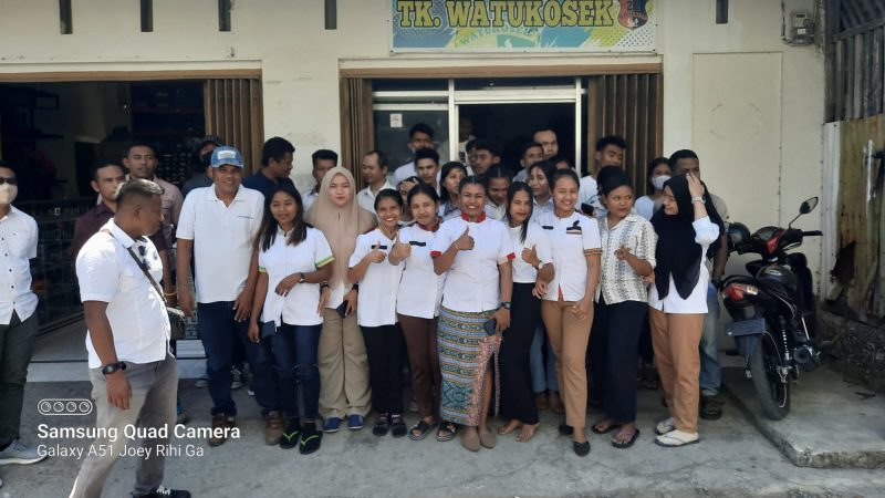 Direktur CV Watukosek, Bunafasia Kolo Foto Bersama karyawan dan Sejumlah pewarta di Halaman Toko. Foto Joe Rihi Gah