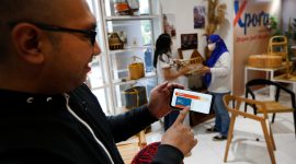 JAKARTA -- Nasabah tengah melakukan transaksi bisnis melalui BNIDirect di sela-sela kemeriahan BNI Loud Fest 2022, Minggu (17/7/2022).  Sampai dengan semester pertama tahun 2022, Corporate digital service BNI, yaitu BNIDirect, mencatatkan penambahan user 17,5% secara tahunan atau year-on-year (YoY) menjadi 79.800 user, diikuti oleh pertumbuhan Volume transaksi sebesar 35,4% (YoY) atau mencapai Rp2.587 triliun, dengan jumlah transaksi yang juga meningkat 25,8% YoY atau 462 juta transaksi. Foto Dok BNI