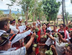 Bunda Julie Ingin Toats Kenegaraan Tingkat Provinsi NTT Pakai Tuak Manis dalam Haik