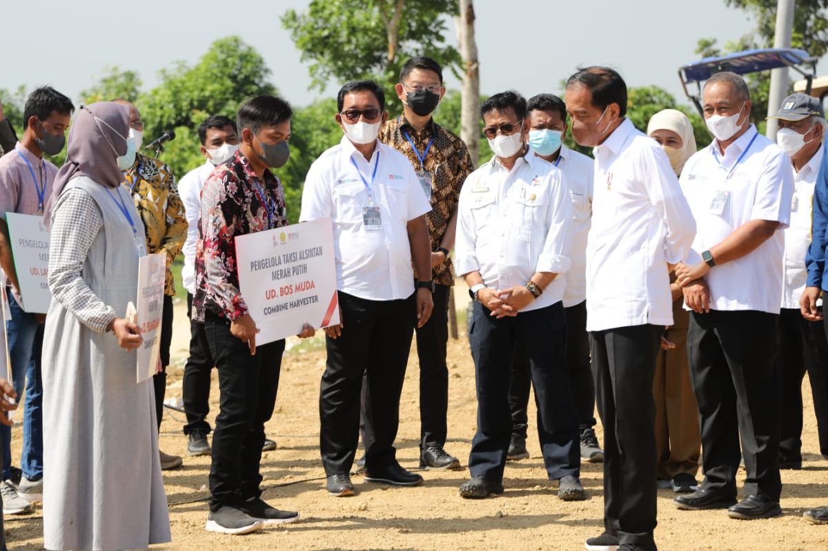 *BNI Dukung Taxi Alsistan --* Presiden Joko Widodo (keempat kanan), Menteri Pertanian Syahrul Yasin Limpo (keenam kanan), Menteri PUPR Basuki Hadimuljono (paling kanan), Gubernur Jawa Timur Khofifah Indar Parawansa (ketiga kanan), Direktur Utama BNI Royke Tumilaar (kedua kanan), Direktur Hubungan Kelembagaan BNI Sis Apik Wijayanto (tengah), Direktur Jenderal Perkebunan Andi Nur Alam Syah (kelima kanan), dan Direktur Utama PT Corin Mulia Gemilang Jemmy Eka Putra (ketujuh kanan) dalam acara Peluncuran Program Taksi Alsintan oleh BNI dan Kementerian Pertanian di Gresik, Jawa Timur, Senin (22/8/2022).
BNI sebagai agen pembangunan berkomitmen untuk mendukung ketahanan sekaligus penguatan sektor agrikultur pangan nasional khususnya dengan model pengelolaan tata kelola usaha jasa alsintan dengan sistem sewa atau kepemilikan melalui skim kredit perbankan. Foto Dok BNI