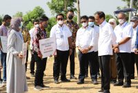 
*BNI Dukung Taxi Alsistan --* Presiden Joko Widodo (keempat kanan), Menteri Pertanian Syahrul Yasin Limpo (keenam kanan), Menteri PUPR Basuki Hadimuljono (paling kanan), Gubernur Jawa Timur Khofifah Indar Parawansa (ketiga kanan), Direktur Utama BNI Royke Tumilaar (kedua kanan), Direktur Hubungan Kelembagaan BNI Sis Apik Wijayanto (tengah), Direktur Jenderal Perkebunan Andi Nur Alam Syah (kelima kanan), dan Direktur Utama PT Corin Mulia Gemilang Jemmy Eka Putra (ketujuh kanan) dalam acara  Peluncuran Program Taksi Alsintan oleh BNI dan Kementerian Pertanian di Gresik, Jawa Timur, Senin (22/8/2022).  BNI sebagai agen pembangunan berkomitmen untuk mendukung ketahanan sekaligus penguatan sektor agrikultur pangan nasional khususnya dengan model pengelolaan tata kelola usaha jasa alsintan dengan sistem sewa atau kepemilikan melalui skim kredit perbankan. Foto Dok BNI 