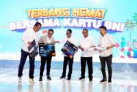 
*Tiket Terjangkau ---* (Ki - Ka) Direktur Utama Garuda Indonesia Irfan Setiaputra, *Wakil Menteri II BUMN* Kartika Wirjoatmodjo,
Menteri Perhubungan Budi Karya Sumadi,  Direktur Utama BNI Royke Tumilaar, dan Owner Lion Air Group Rusdi Kirana saat Peluncuran Program Terbang Hemat Bersama Kartu BNI 2022.  Program ini menjadi salah satu kontribusi paling awal yang diberikan perbankan nasional terhadap instruksi Presiden Joko Widodo terkait normalisasi tarif tiket pesawat terbang.Foto Dok BNI
