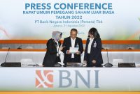 
Direktur Utama BNI Royke Tumilaar (tengah), Wakil Direktur Utama BNI Adi Sulistyowati (kiri) Direktur Finance Novita Widya Anggraini (kanan) usai Rapat Umum Pemegang Saham Luar Biasa 2022 BNI di Menara BNI Pejompongan, Jakarta, Rabu (31/8/2022).  BNI berhasil menembus total aset hingga Semester pertama 2022 senilai Rp 946,49 triliun, naik 8,2% YoY. Dengan bekal aset tersebut BNI memiliki kemampuan untuk meminimalisir risiko yang dihadapi ke depan.Foto Dok BNI