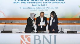
Direktur Utama BNI Royke Tumilaar (tengah), Wakil Direktur Utama BNI Adi Sulistyowati (kiri) Direktur Finance Novita Widya Anggraini (kanan) usai Rapat Umum Pemegang Saham Luar Biasa 2022 BNI di Menara BNI Pejompongan, Jakarta, Rabu (31/8/2022).  BNI berhasil menembus total aset hingga Semester pertama 2022 senilai Rp 946,49 triliun, naik 8,2% YoY. Dengan bekal aset tersebut BNI memiliki kemampuan untuk meminimalisir risiko yang dihadapi ke depan.Foto Dok BNI