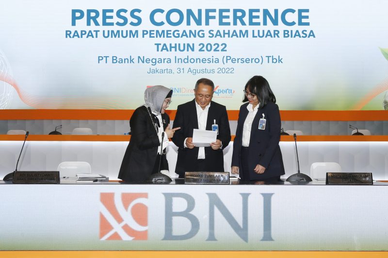 Direktur Utama BNI Royke Tumilaar (tengah), Wakil Direktur Utama BNI Adi Sulistyowati (kiri) Direktur Finance Novita Widya Anggraini (kanan) usai Rapat Umum Pemegang Saham Luar Biasa 2022 BNI di Menara BNI Pejompongan, Jakarta, Rabu (31/8/2022).  BNI berhasil menembus total aset hingga Semester pertama 2022 senilai Rp 946,49 triliun, naik 8,2% YoY. Dengan bekal aset tersebut BNI memiliki kemampuan untuk meminimalisir risiko yang dihadapi ke depan.Foto Dok BNI