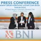 
Direktur Utama BNI Royke Tumilaar (tengah), Wakil Direktur Utama BNI Adi Sulistyowati (kiri) Direktur Finance Novita Widya Anggraini (kanan) usai Rapat Umum Pemegang Saham Luar Biasa 2022 BNI di Menara BNI Pejompongan, Jakarta, Rabu (31/8/2022).  BNI berhasil menembus total aset hingga Semester pertama 2022 senilai Rp 946,49 triliun, naik 8,2% YoY. Dengan bekal aset tersebut BNI memiliki kemampuan untuk meminimalisir risiko yang dihadapi ke depan.Foto Dok BNI