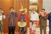 Menteri Desa PDTT, Gubernur dan Wakil Gubernur NTT, Kajati NTT, dan Danlantamal sedang menikmati Tuak Manis yang disajikan dalam wadah yang dinamakan Haik saat perayaan Tos Kenegaraan HUT ke-77 RI di Rumah Jabatan Gubernur NTT. Tampak Pula Penyadap Tuak Manis, Martinus Rondo menjadi Penyaji Tuak Manis untuk Menteri PDT, Gubernur NTT dan Unsur Forkompinda NTT