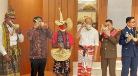 Menteri Desa PDTT, Gubernur dan Wakil Gubernur NTT, Kajati NTT, dan Danlantamal sedang menikmati Tuak Manis yang disajikan dalam wadah yang dinamakan Haik saat perayaan Tos Kenegaraan HUT ke-77 RI di Rumah Jabatan Gubernur NTT. Tampak Pula Penyadap Tuak Manis, Martinus Rondo menjadi Penyaji Tuak Manis untuk Menteri PDT, Gubernur NTT dan Unsur Forkompinda NTT