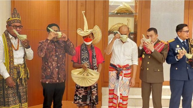 Menteri Desa PDTT, Gubernur dan Wakil Gubernur NTT, Kajati NTT, dan Danlantamal sedang menikmati Tuak Manis yang disajikan dalam wadah yang dinamakan Haik saat perayaan Tos Kenegaraan HUT ke-77 RI di Rumah Jabatan Gubernur NTT. Tampak Pula Penyadap Tuak Manis, Martinus Rondo menjadi Penyaji Tuak Manis untuk Menteri PDT, Gubernur NTT dan Unsur Forkompinda NTT
