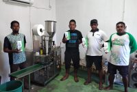 Sentra Pengelolaan Kelor, Ketua UMKM Kelor Semau, Tony Laiskodat bersama Slash Laiskodat dan pemuda yang menjadi Punggawa Kelor Semua sedang memperlihatkan hasil produksi Kelor. Selain melayani di permintaan di NTT, Kelor Semau juga melayani permintaan dari Jakarta dan Surabaya.Foto Andyos Manu