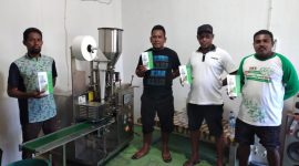 Sentra Pengelolaan Kelor, Ketua UMKM Kelor Semau, Tony Laiskodat bersama Slash Laiskodat dan pemuda yang menjadi Punggawa Kelor Semua sedang memperlihatkan hasil produksi Kelor. Selain melayani di permintaan di NTT, Kelor Semau juga melayani permintaan dari Jakarta dan Surabaya.Foto Andyos Manu 