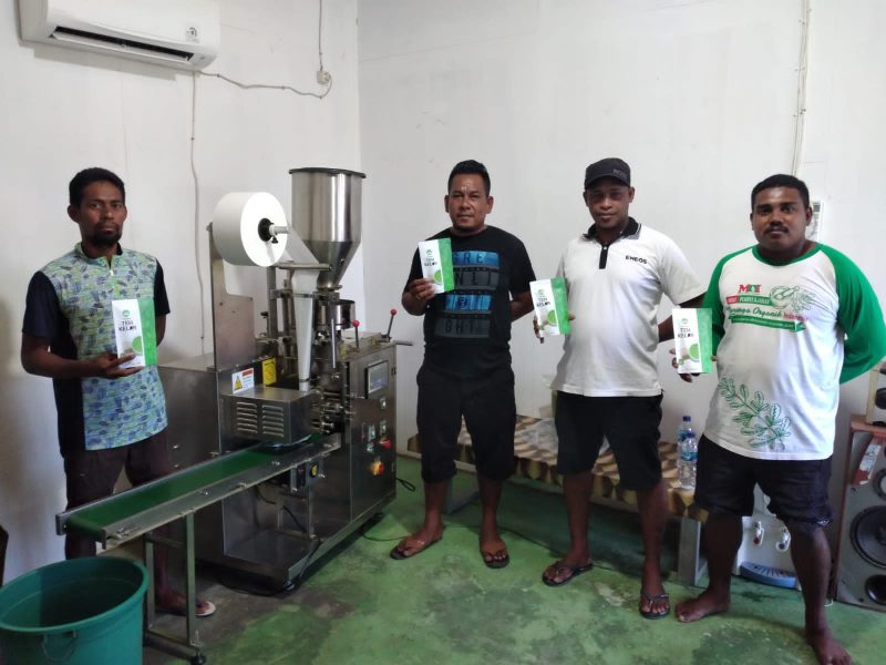 Sentra Pengelolaan Kelor, Ketua UMKM Kelor Semau, Tony Laiskodat bersama Slash Laiskodat dan pemuda yang menjadi Punggawa Kelor Semua sedang memperlihatkan hasil produksi Kelor. Selain melayani di permintaan di NTT, Kelor Semau juga melayani permintaan dari Jakarta dan Surabaya.Foto Andyos Manu 