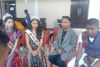 Kepala Desa Letbaun, Kecamatan Semau Kabupaten Kupang, Carlens Bising (Ujung Kanan) Didampingi Ketua Yayasan Murua Gemilang, Fransiskus Xaverius Keso Losor serta Juara Nasional, Intan Devita Buifena dan Cantika Wila Mare ketika melayani sesi wawancara di para Wartawan di Kantor CV Dua Putra Gemilang, Kamis, 01/09/2022