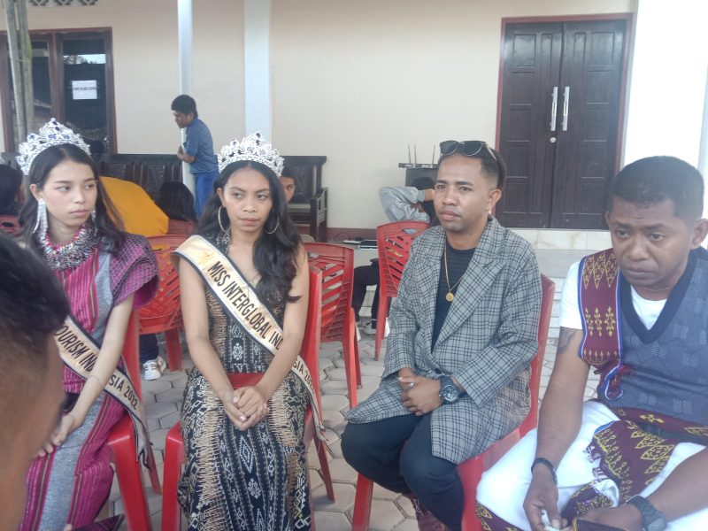 Kepala Desa Letbaun, Kecamatan Semau Kabupaten Kupang, Carlens Bising (Ujung Kanan) Didampingi Ketua Yayasan Murua Gemilang, Fransiskus Xaverius Keso Losor serta Juara Nasional, Intan Devita Buifena dan Cantika Wila Mare ketika melayani sesi wawancara di para Wartawan di Kantor CV Dua Putra Gemilang, Kamis, 01/09/2022