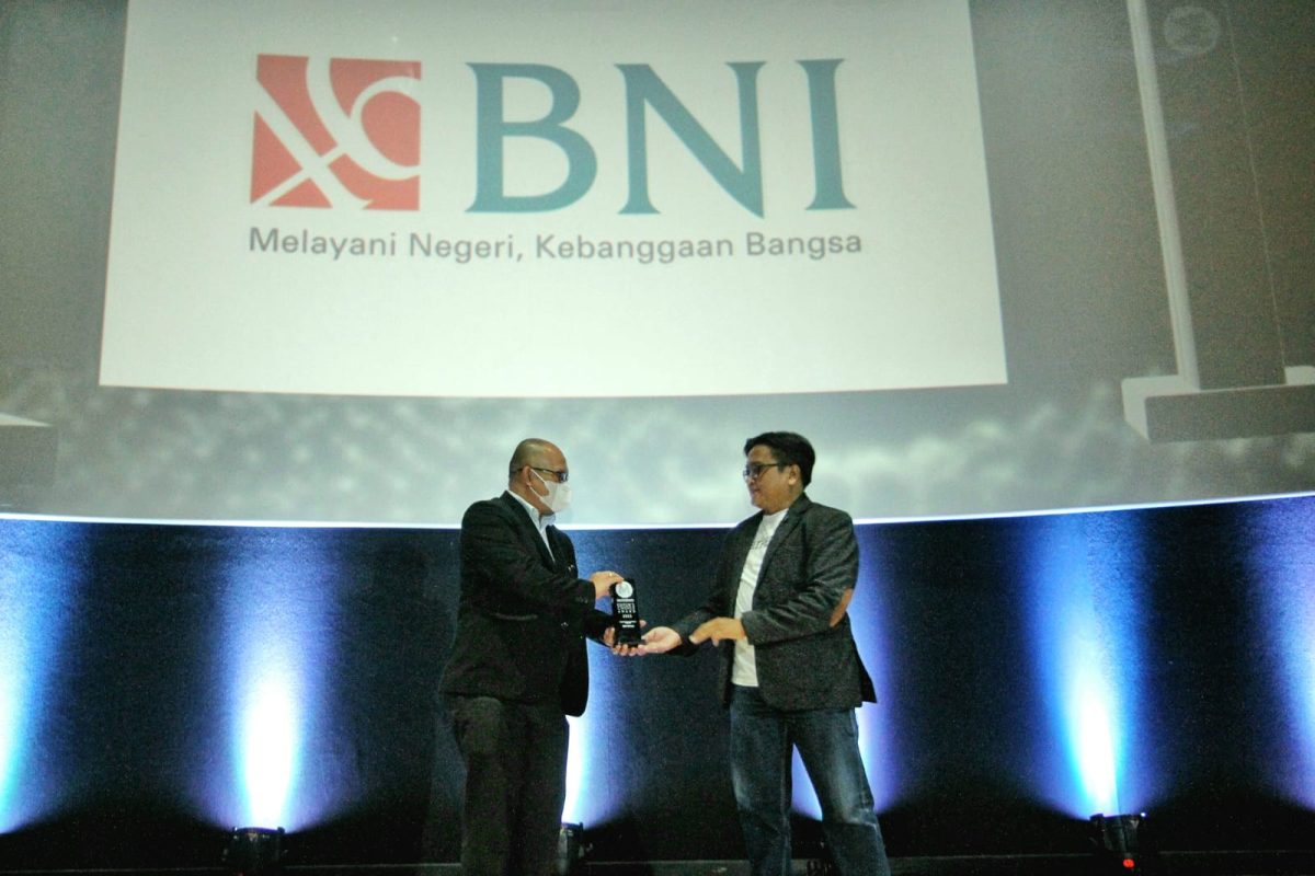*BNIDirect Sukses Jadi Seamless Financial Platform* -- Editor in Chief Marketeers Sigit Kurniawan dan General Manager Divisi Solusi Wholesale BNI Indra Gunawan dalam Marketeers Editor’s Choice Award 2022 di Jakarta, Rabu (12/10/2022). 

BNI memenangkan Award Seamless Financial Platform of the Year. BNI dinilai mampu menggelar kampanye marketing kreatif, membangun inovasi, melakukan customer engagement, hingga merilis produk dan layanan yang impactful yang tidak biasa dan berdampak pada bisnis perusahaan. Foto Dok BNI